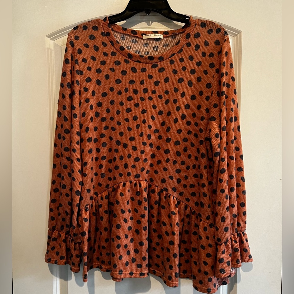 Twenty second long sleeve waffle knit peplum top Size Large. Rust and navy